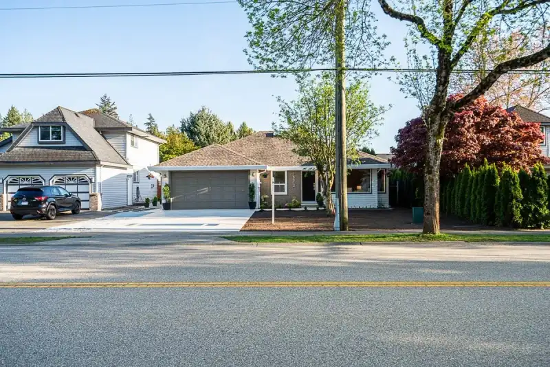 15512 112 AVENUE - photo 1 of 39
