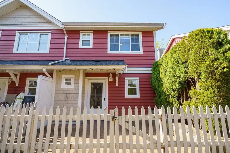 58 620 QUEENS AVENUE - photo 3 of 39