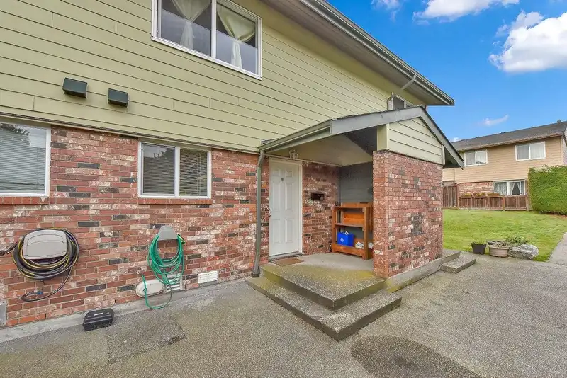 92 10752 GUILDFORD DRIVE - photo 2 of 32