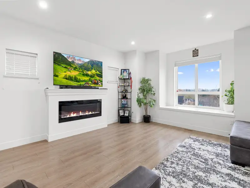 14002 60A AVENUE - photo 3 of 38