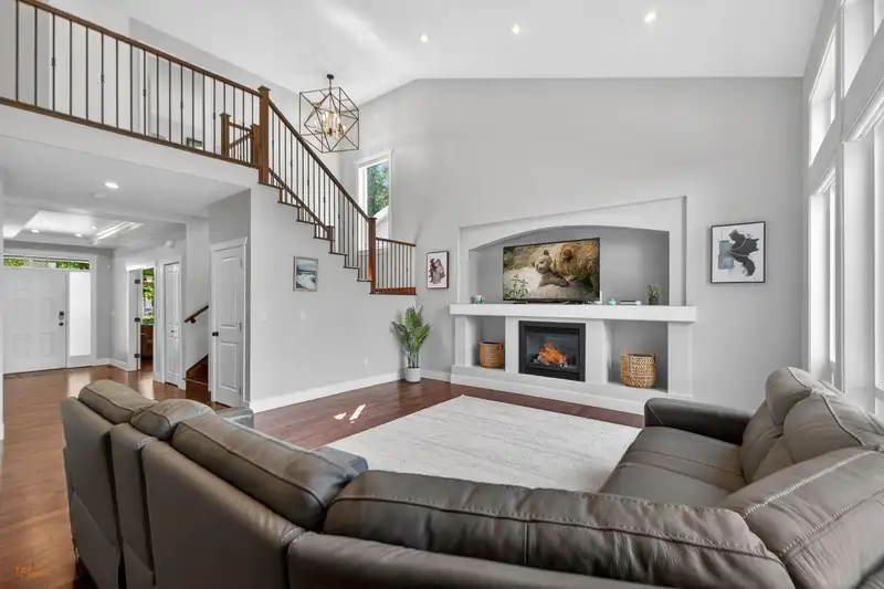 21067 83A AVENUE - photo 2 of 40