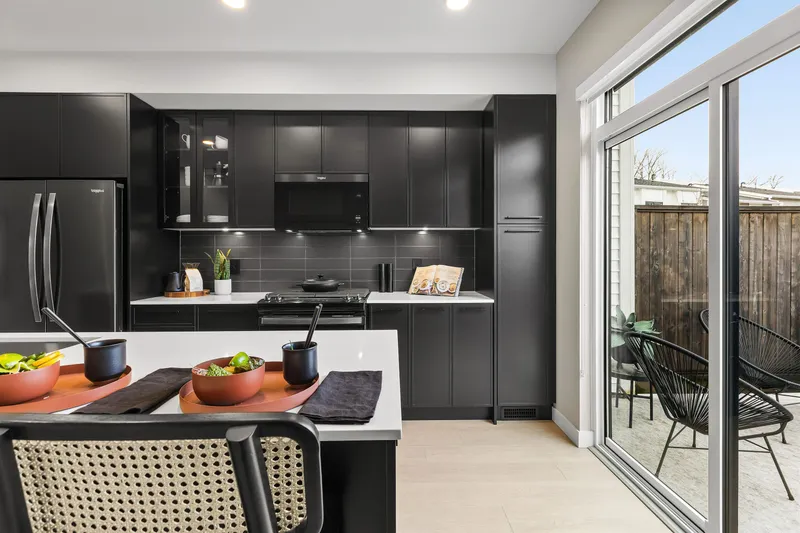 8 2886 MONTROSE AVENUE - photo 2 of 25