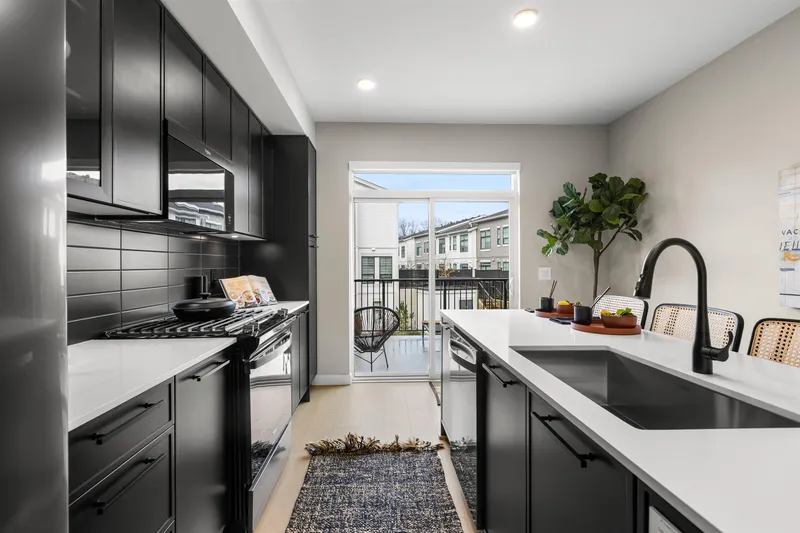 8 2886 MONTROSE AVENUE - photo 3 of 25