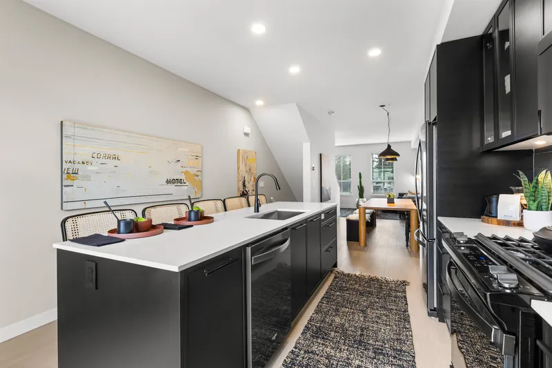 8 2886 MONTROSE AVENUE - photo 4 of 25