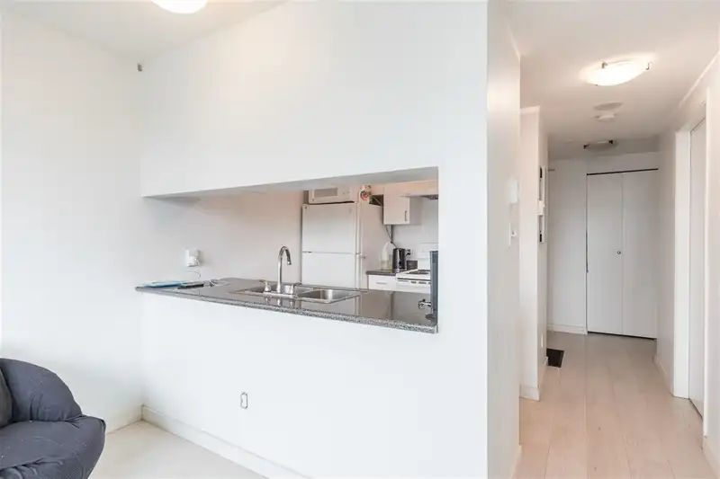 2501 438 SEYMOUR STREET - photo 3 of 12