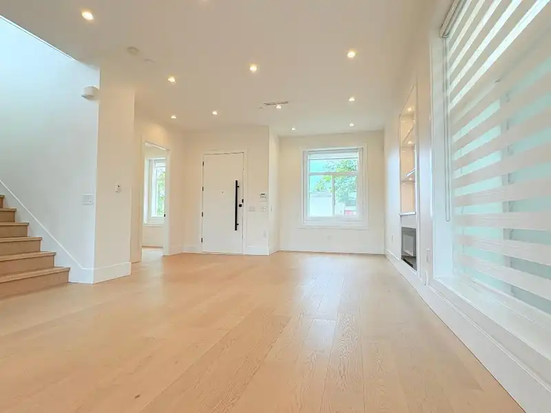 2026 E 32ND AVENUE - photo 4 of 39