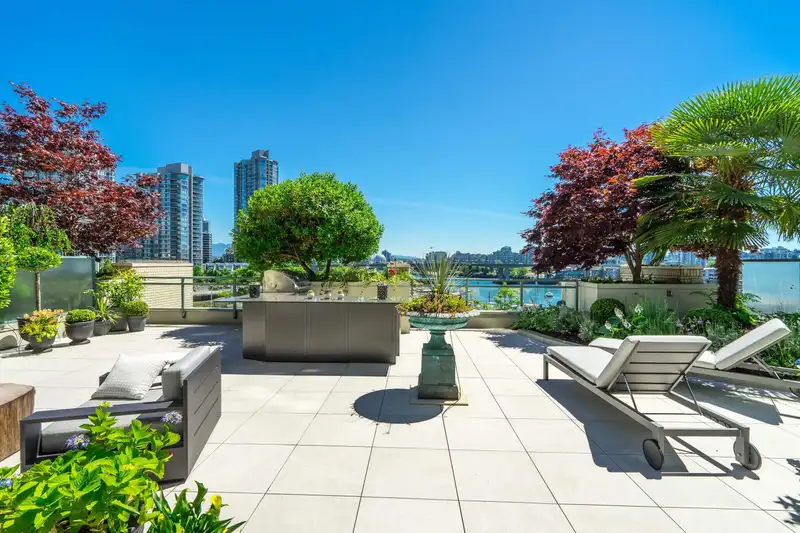 601 1228 MARINASIDE CRESCENT - photo 4 of 27
