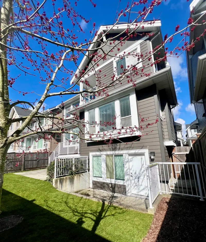 16756 17B AVENUE - photo 4 of 25