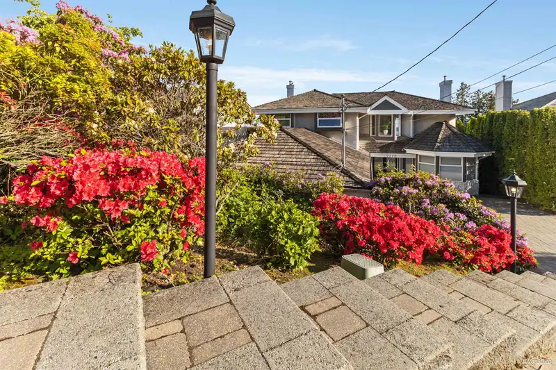 2272 OTTAWA AVENUE - photo 4 of 39