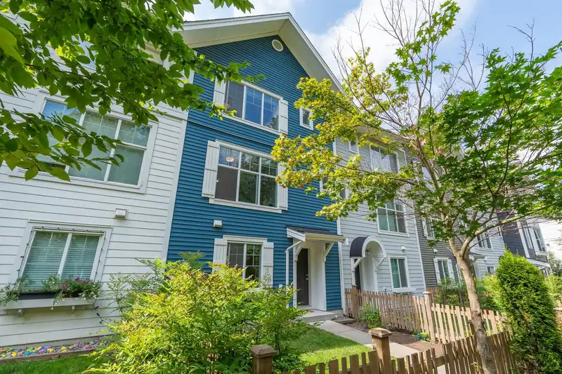 10 20451 84 AVENUE - photo 1 of 40