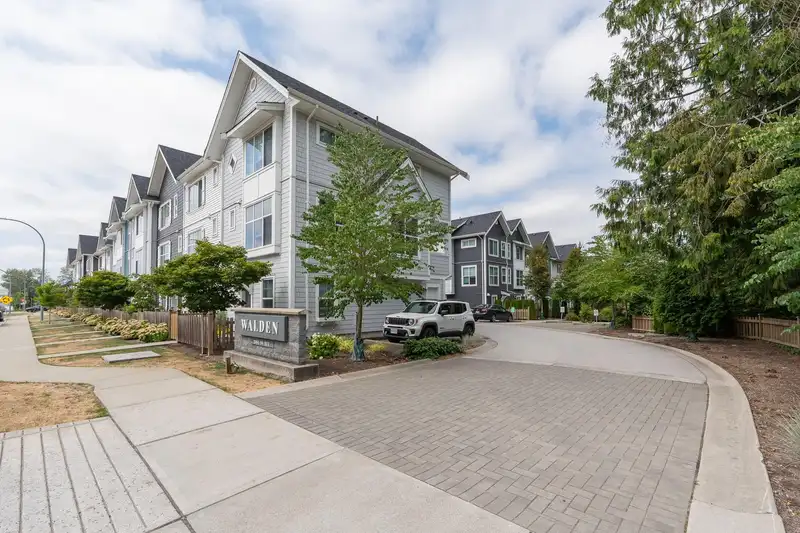 10 20451 84 AVENUE - photo 2 of 40