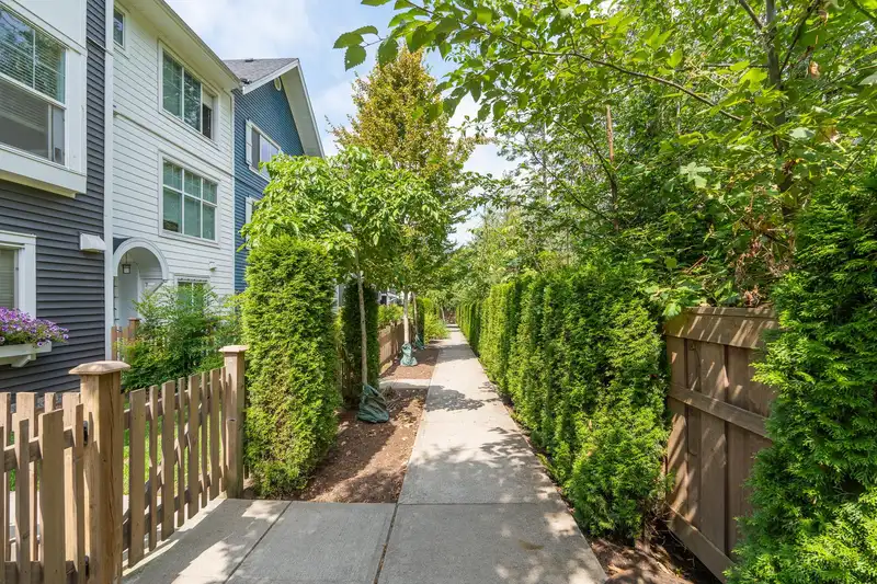 10 20451 84 AVENUE - photo 4 of 40