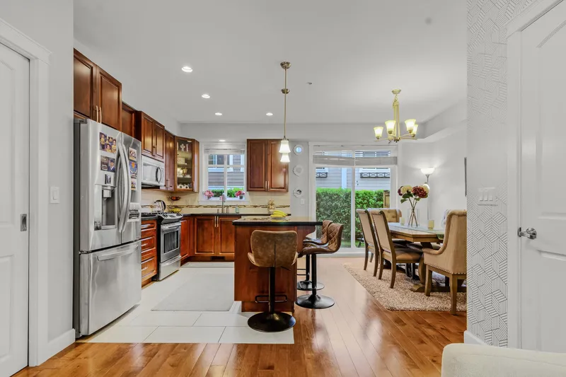 126 20738 84 AVENUE - photo 3 of 25