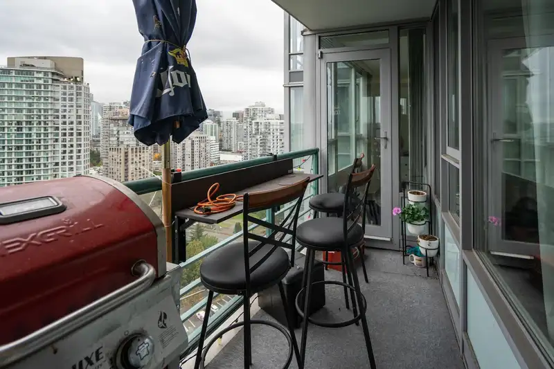 3008 1033 MARINASIDE CRESCENT - photo 2 of 24