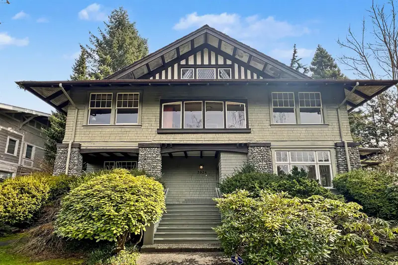 3924 PINE CRESCENT - photo 1 of 25