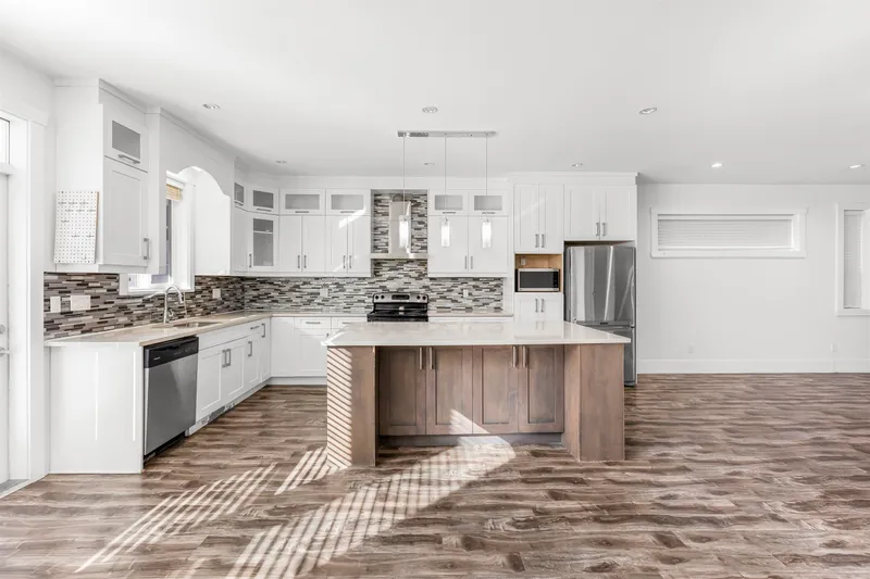 6015 138A STREET - photo 4 of 25