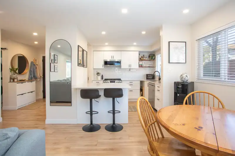 202 1381 MARTIN STREET - photo 2 of 30