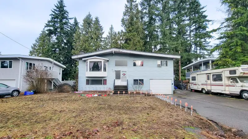 20567 42 AVENUE - photo 4 of 19