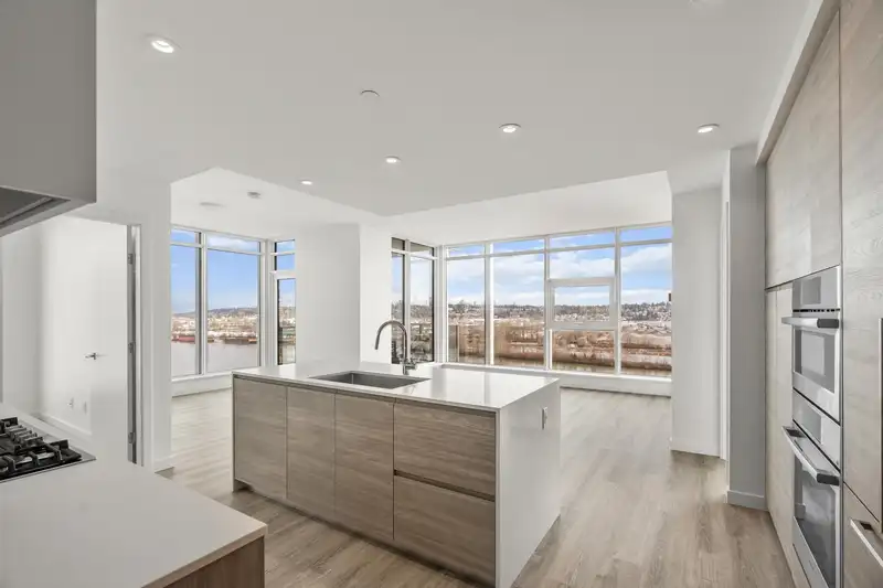 1407 680 QUAYSIDE DRIVE - photo 3 of 40
