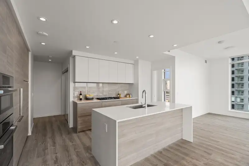 1407 680 QUAYSIDE DRIVE - photo 4 of 40