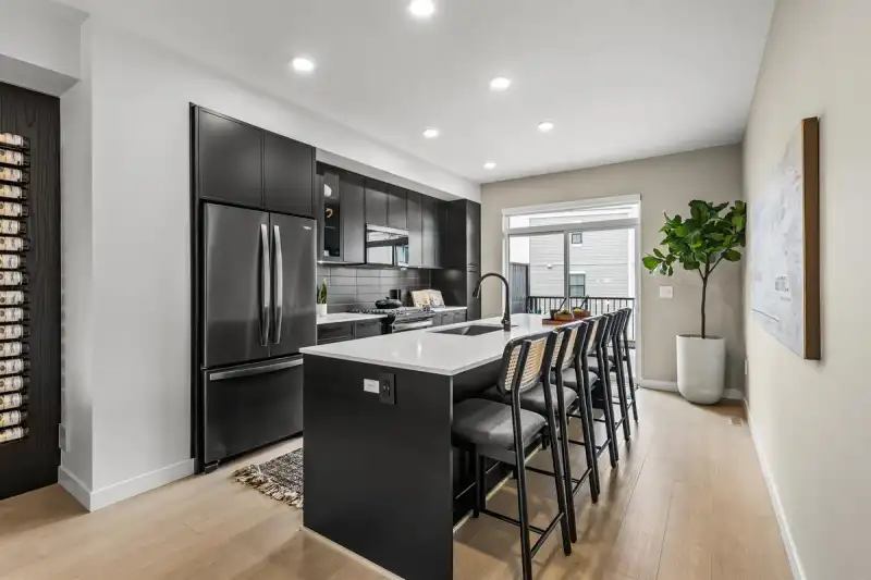 3 2886 MONTROSE AVENUE - photo 1 of 27