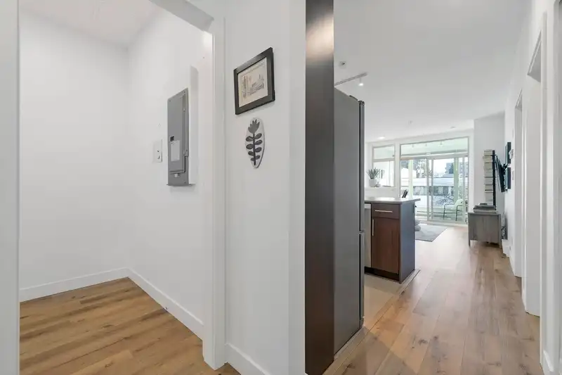 206 688 E 17TH AVENUE - photo 3 of 36