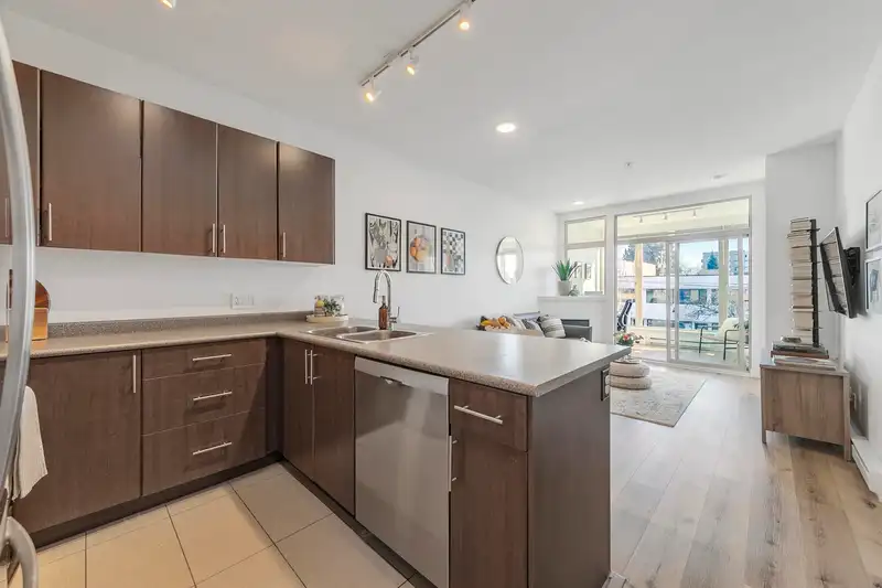 206 688 E 17TH AVENUE - photo 4 of 36