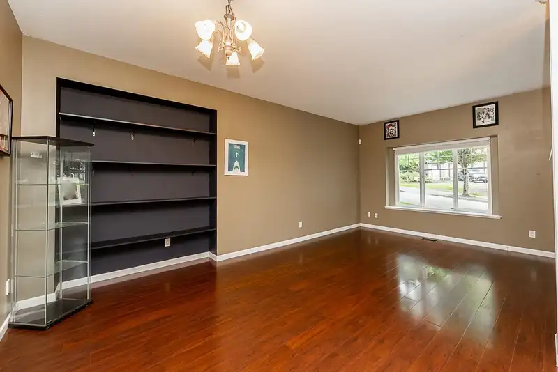 4389 ATWOOD CRESCENT - photo 3 of 32