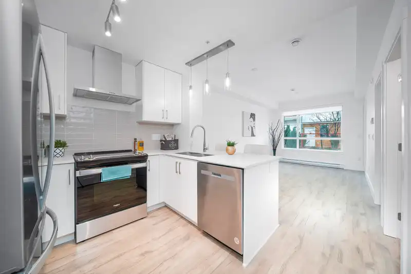 116 6338 KING GEORGE BOULEVARD - photo 1 of 12