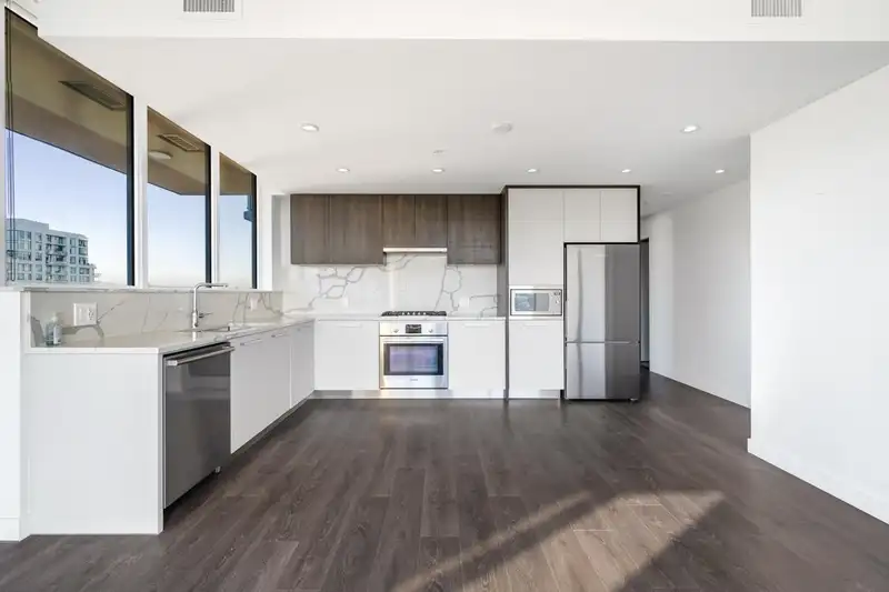 1904 567 CLARKE ROAD - photo 4 of 40
