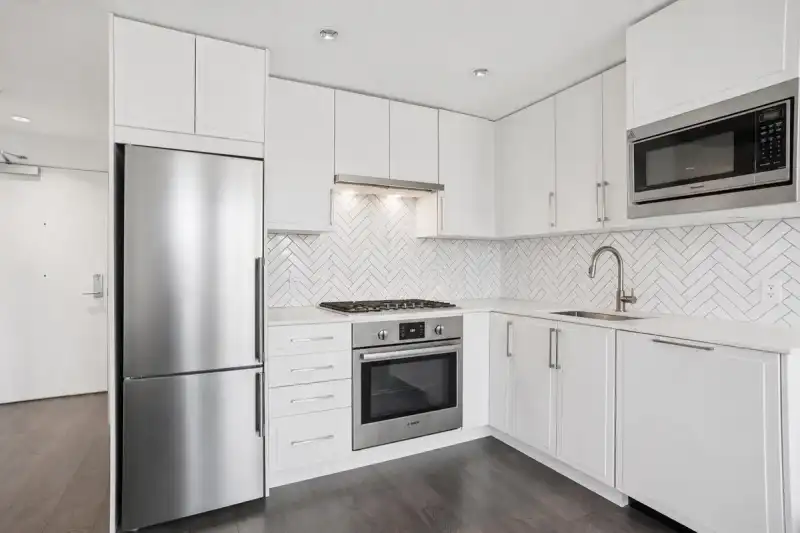 507 2435 KINGSWAY - photo 1 of 34
