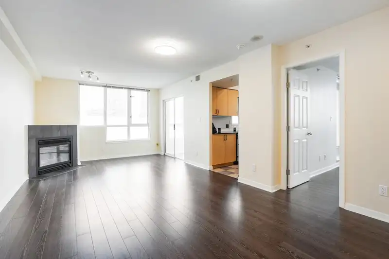 905 63 KEEFER PLACE - photo 2 of 28