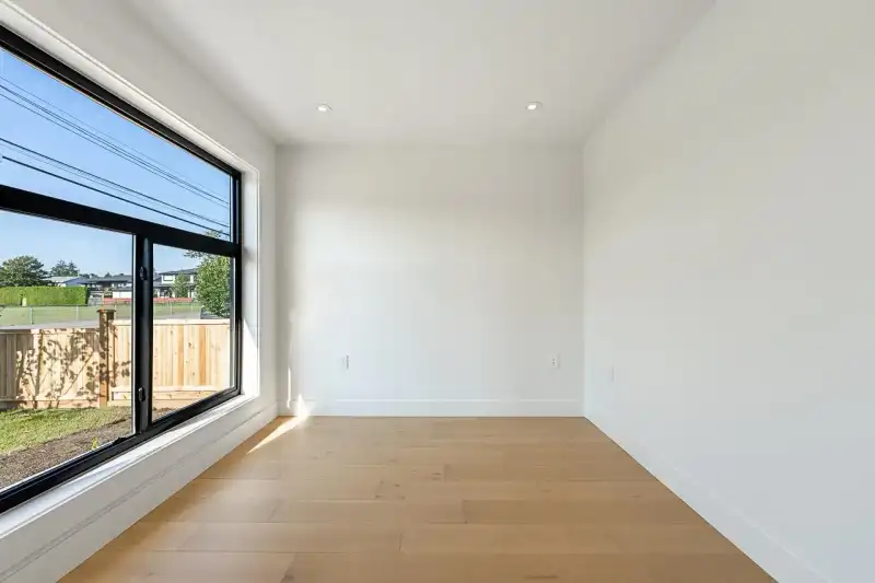 4943 44 AVENUE - photo 3 of 40