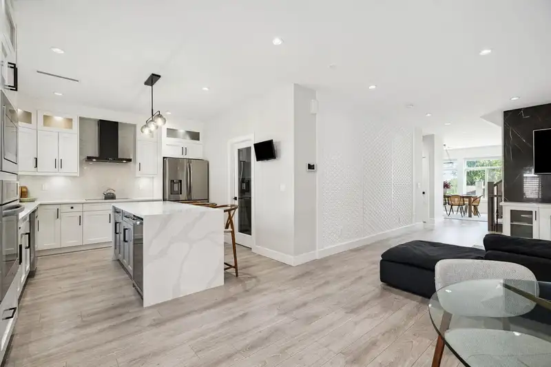 3431 VICTORIA DRIVE - photo 2 of 40
