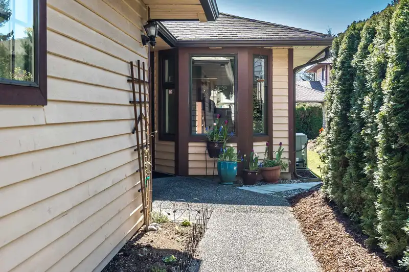 3 15148 20 AVENUE - photo 4 of 37