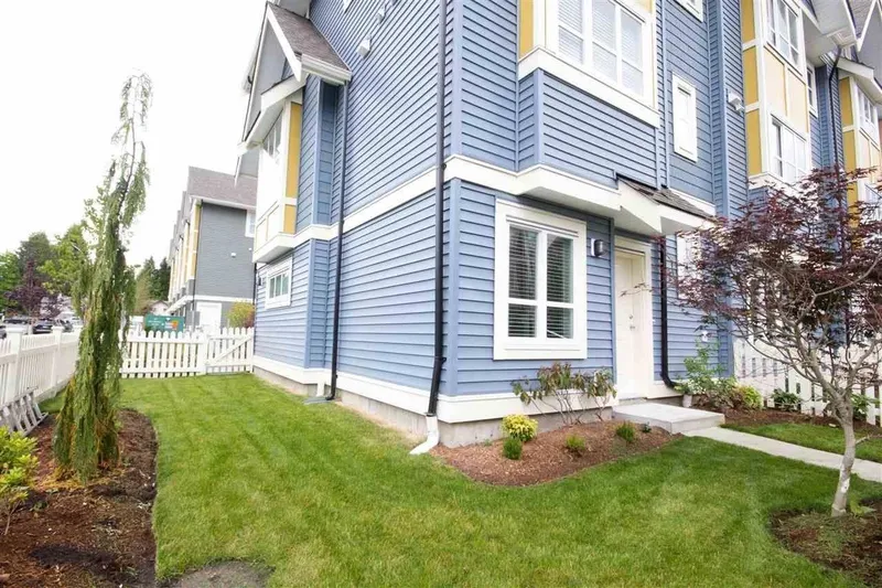 23 14388 103 AVENUE - photo 3 of 15