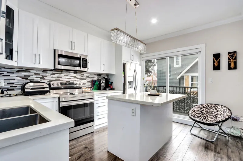 23 14388 103 AVENUE - photo 4 of 15