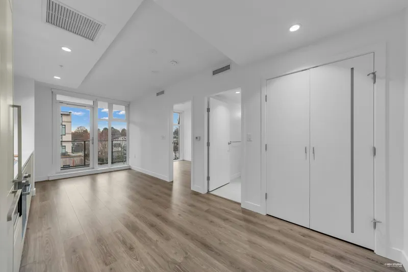 303 8121 CHESTER STREET - photo 3 of 19