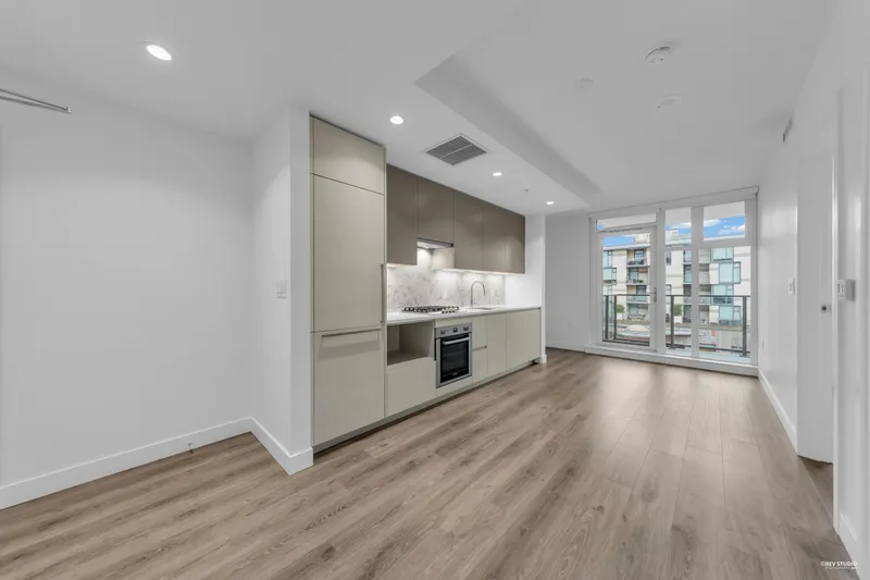 303 8121 CHESTER STREET - photo 4 of 19