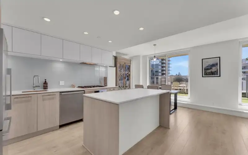 405 680 SEYLYNN CRESCENT - photo 1 of 27