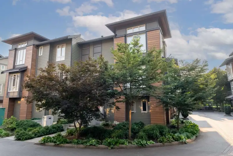 19 757 ORWELL STREET - photo 2 of 24