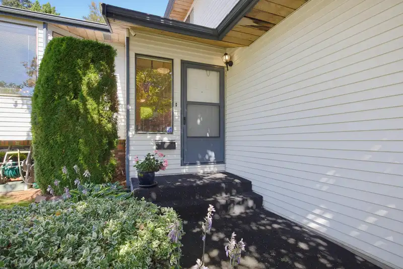 2358 CAMERON CRESCENT - photo 3 of 40