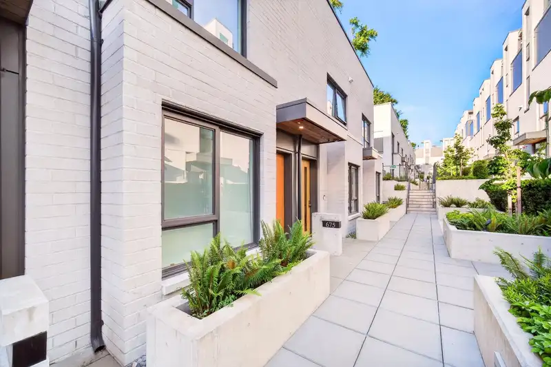 675 W 30TH AVENUE - photo 2 of 32