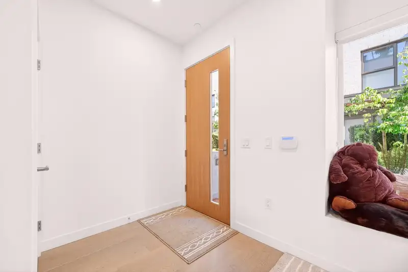 675 W 30TH AVENUE - photo 4 of 32