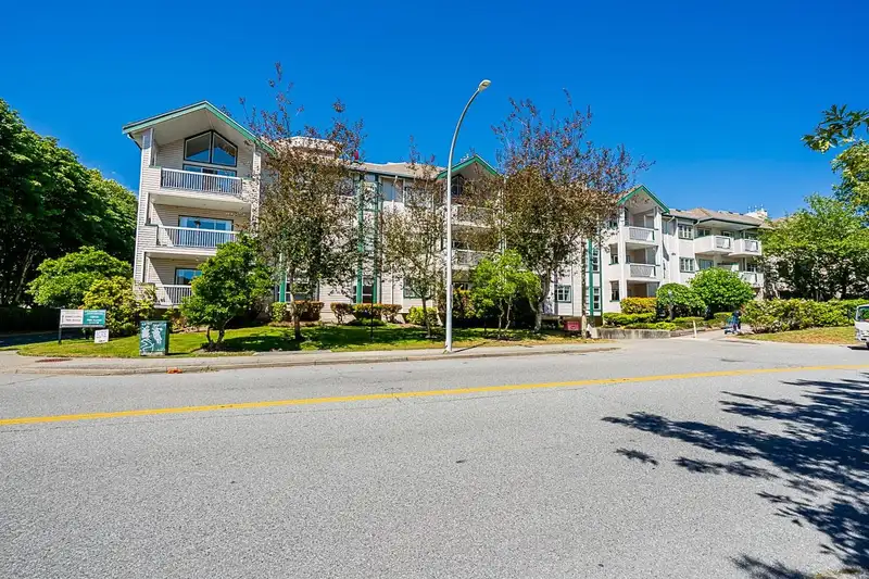 202 13911 70 AVENUE - photo 1 of 34