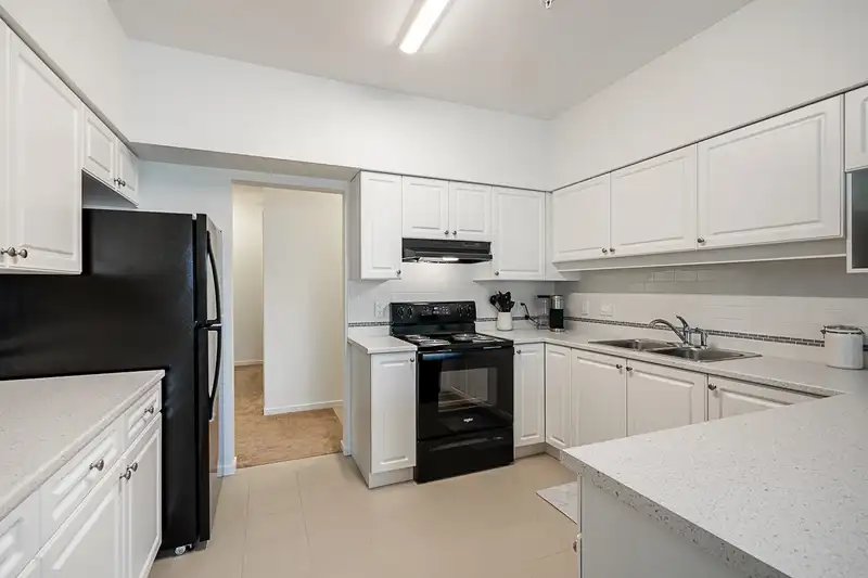202 13911 70 AVENUE - photo 2 of 34