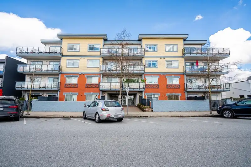 408 22363 SELKIRK AVENUE - photo 1 of 26