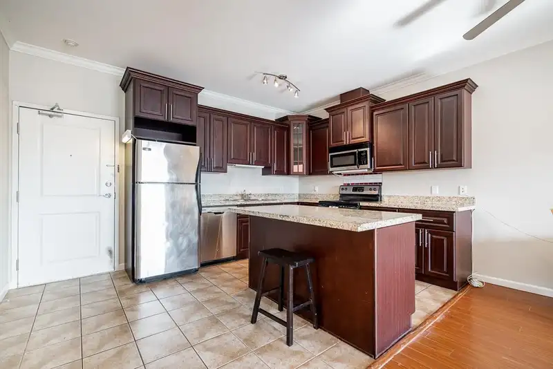 408 22363 SELKIRK AVENUE - photo 2 of 26