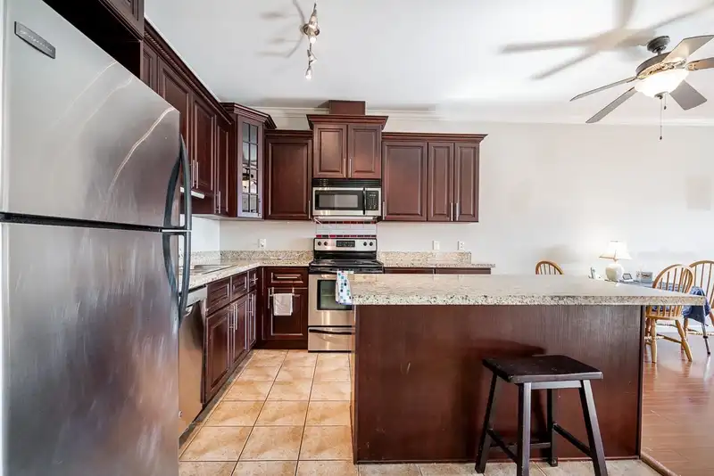 408 22363 SELKIRK AVENUE - photo 4 of 26