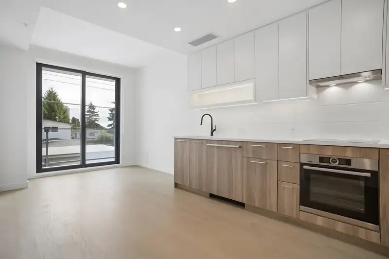 202 8398 OAK STREET - photo 4 of 25